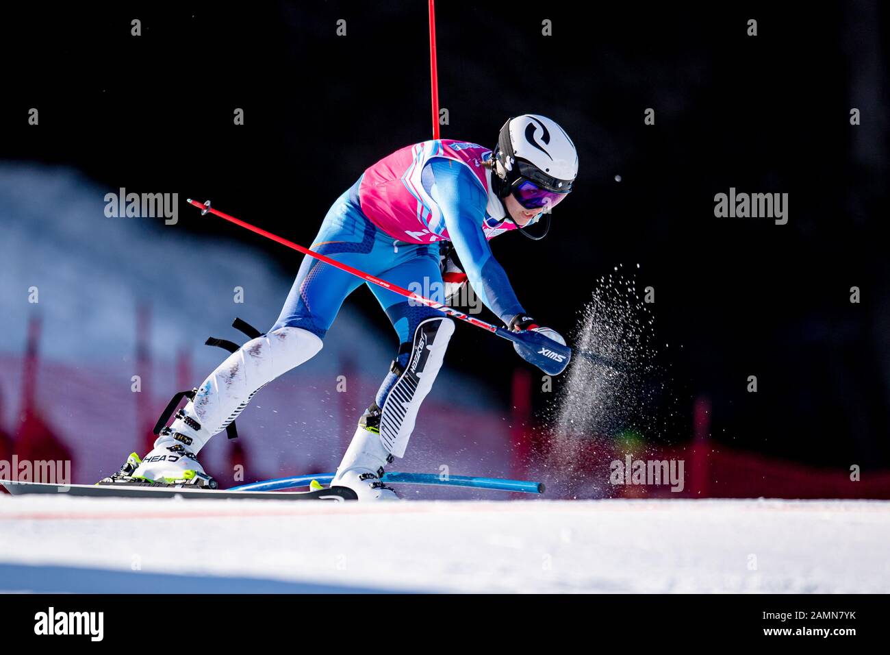 LOSANNA, SVIZZERA. 14th, gennaio 2020. ERMESKOG Lukas Ê(SWE) compete nello sci alpino Slalom Run 1 durante i Giochi Olimpici giovanili di Losanna 2020 presso il Centro Alpino Les Diablerets martedì 14 gennaio 2020. LOSANNA, SVIZZERA. Credito: Taka G Wu/Alamy Live News Foto Stock