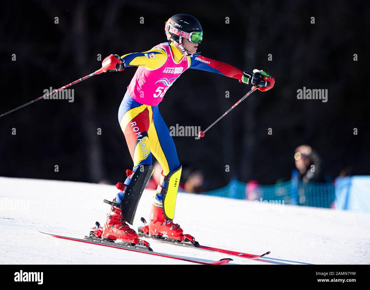 LOSANNA, SVIZZERA. 14th, gennaio 2020. Stanescu Andrei Tudor (ROU) compete nello sci alpino Slalom Run 1 maschile durante i Giochi Olimpici giovanili di Losanna 2020 presso il Centro Alpino Les Diablerets martedì 14 gennaio 2020. LOSANNA, SVIZZERA. Credito: Taka G Wu/Alamy Live News Foto Stock