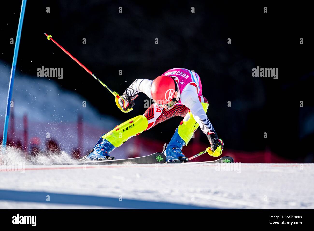 LOSANNA, SVIZZERA. 14th, gennaio 2020. Stoilov Konstantin (BUL) compete nello sci alpino Slalom Run 1 maschile durante i Giochi Olimpici giovanili di Losanna 2020 presso il Centro Alpino Les Diablerets martedì 14 gennaio 2020. LOSANNA, SVIZZERA. Credito: Taka G Wu/Alamy Live News Foto Stock