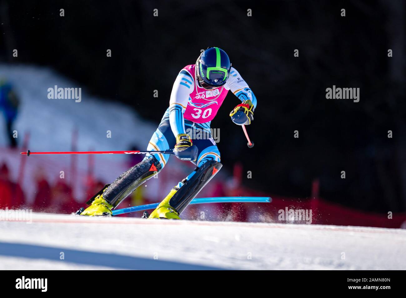 LOSANNA, SVIZZERA. 14th, gennaio 2020. Alarcon Bautista (ARG) compete nello sci alpino Slalom Run 1 maschile durante i Giochi Olimpici Giovanile di Losanna 2020 presso il Centro Alpino Les Diablerets martedì 14 gennaio 2020. LOSANNA, SVIZZERA. Credito: Taka G Wu/Alamy Live News Foto Stock