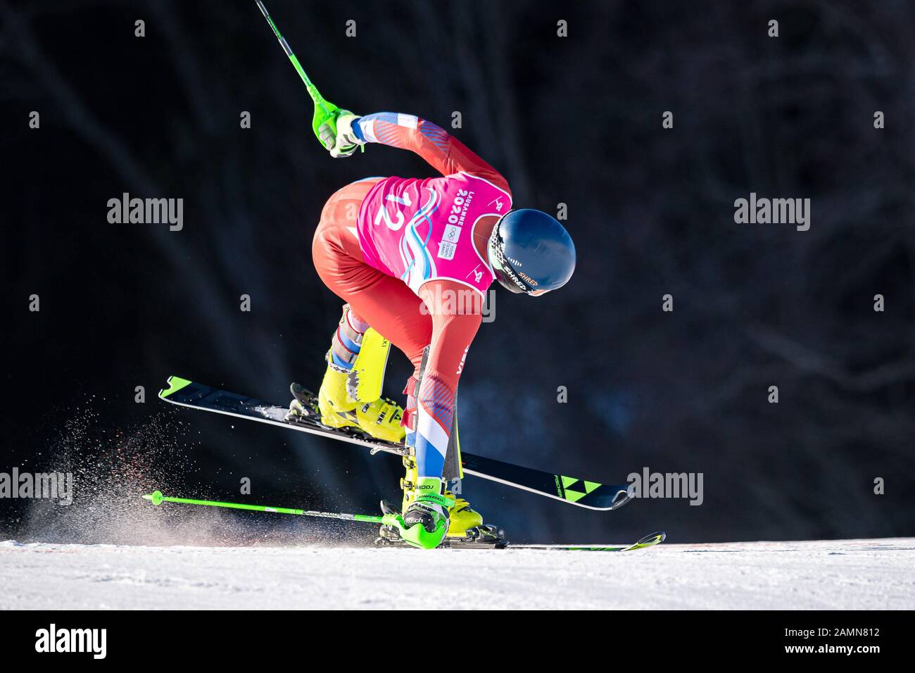 LOSANNA, SVIZZERA. 14th, gennaio 2020. ZVERIAN Roman (RUS) compete nello sci alpino Slalom Run 1 maschile durante i Giochi Olimpici giovanili di Losanna 2020 presso il Centro Alpino Les Diablerets martedì 14 gennaio 2020. LOSANNA, SVIZZERA. Credito: Taka G Wu/Alamy Live News Foto Stock