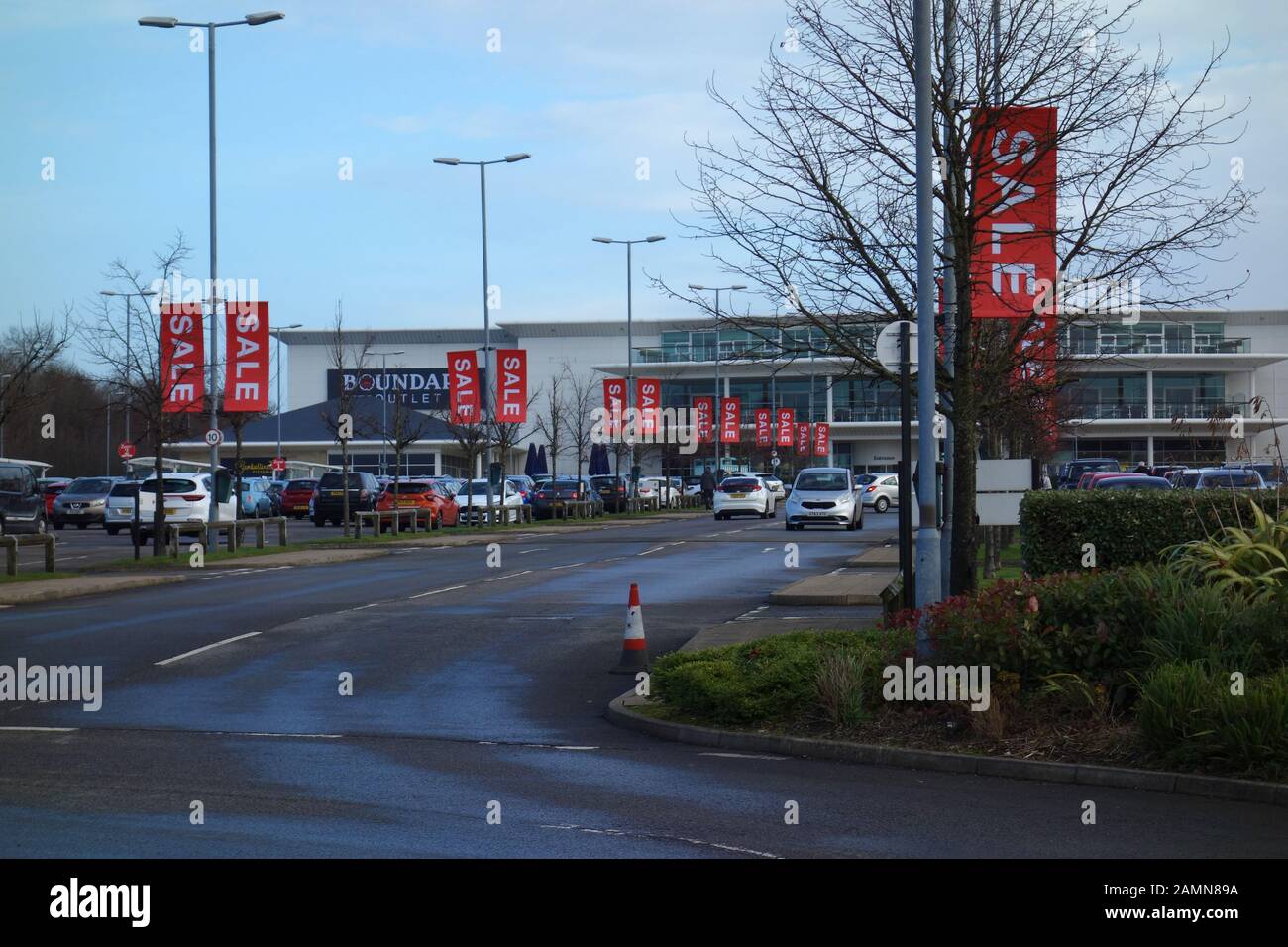 Il Parcheggio Al Di Fuori Del Boundary Mills Retail Shopping Outlet A Colne, Pendle, Lancashire, Inghilterra, Regno Unito. Foto Stock