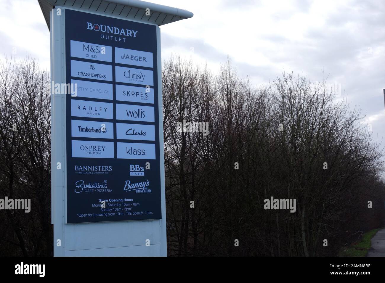 Segnaletica All'Esterno Dell'Ingresso Al Boundary Mills Retail Shopping Outlet Di Colne, Pendle, Lancashire, Inghilterra, Regno Unito. Foto Stock