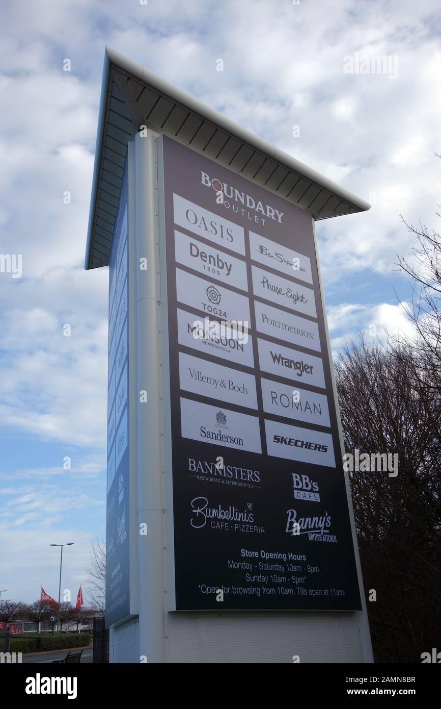 Segnaletica All'Esterno Dell'Ingresso Al Boundary Mills Retail Shopping Outlet Di Colne, Pendle, Lancashire, Inghilterra, Regno Unito. Foto Stock