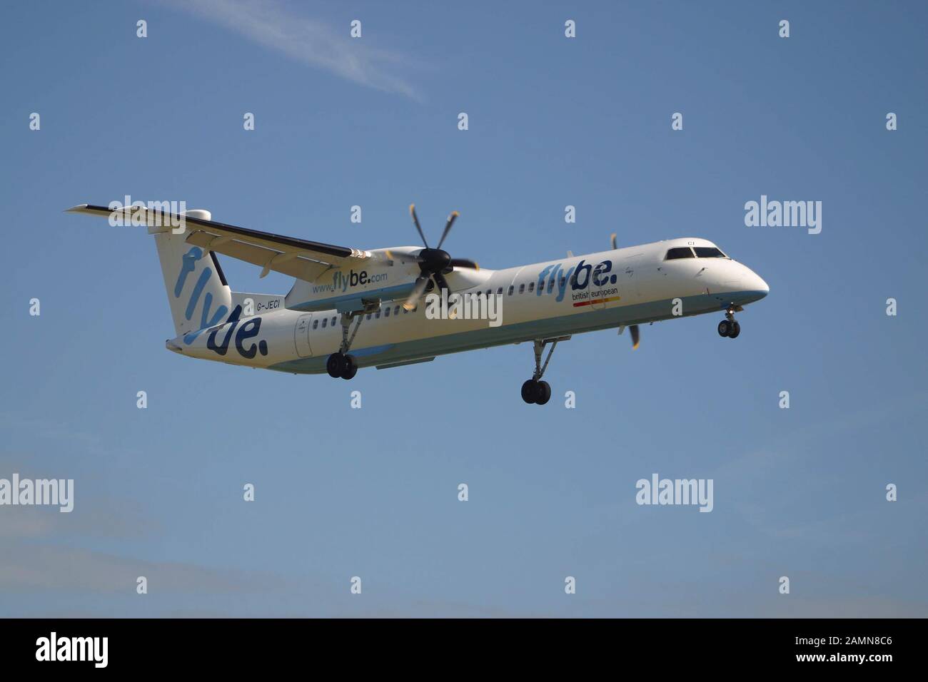 File Image; Speke Liverpool John Lennon Airport Liverpool Regno Unito 22nd Agosto 2008 Fly Be Dash 8 turbo prop airliner sul metodo finale La compagnia aerea è attualmente in pericolo con il governo che guarda al dazio Foto Stock