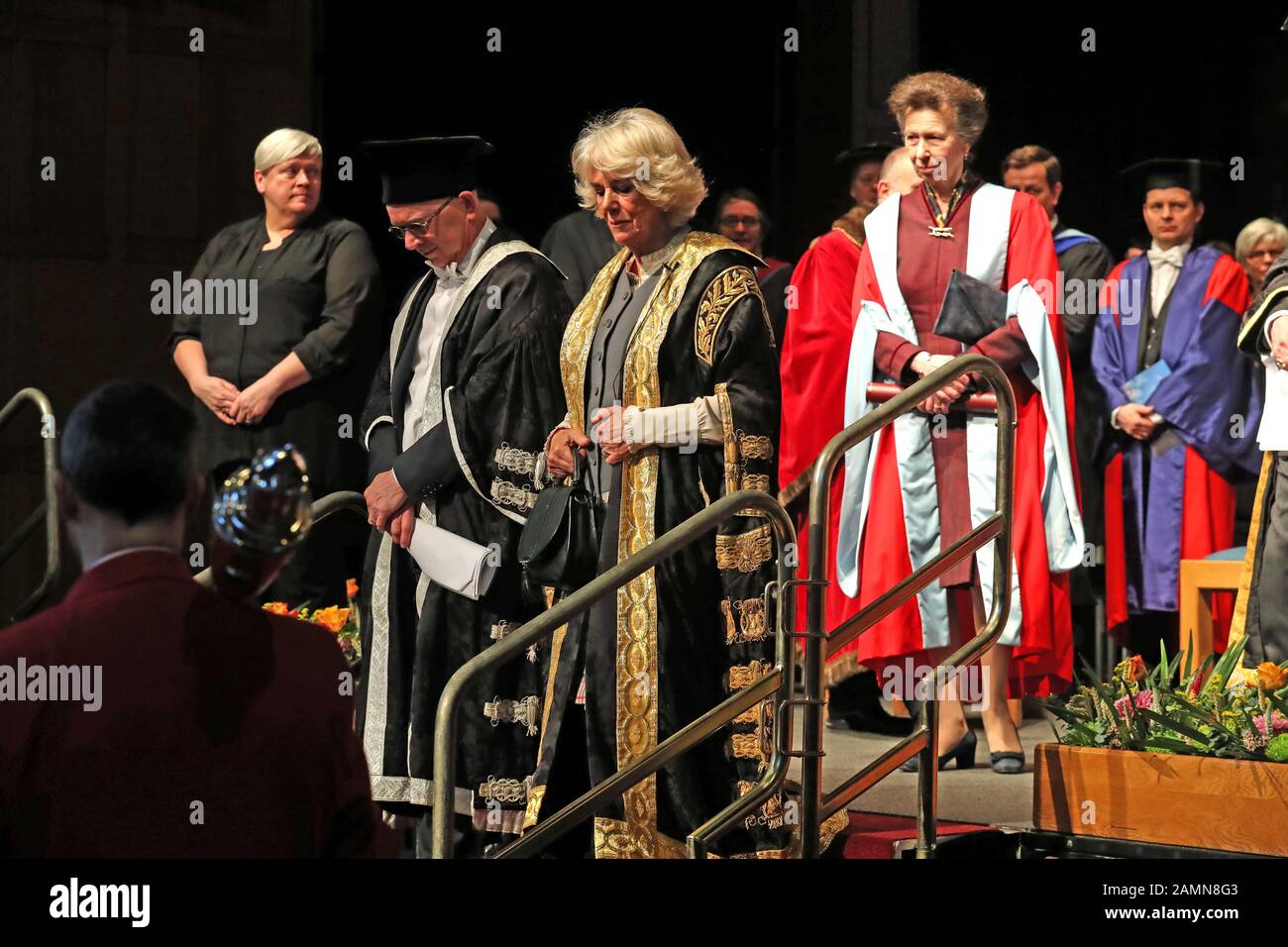 La duchessa di Cornovaglia (a destra) (conosciuta come la duchessa di Rothesay mentre in Scozia) accanto al Principal, il Professor George Boyne, e la suor-in-law la Principessa reale (a sinistra), avendo ricevuto il suo diploma onorario presso l'Università di Aberdeen. Foto Stock