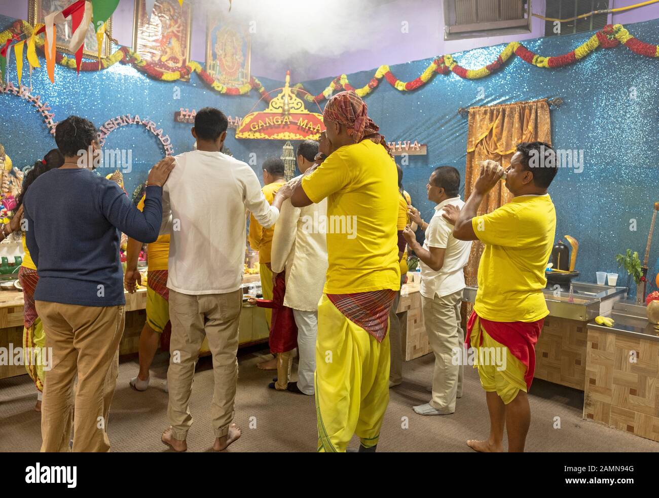 Shakti Hindu adoratori toccare un altro durante la preghiera a intensificare le preghiere e le benedizioni. In Giamaica, Queens, a New York City Foto Stock