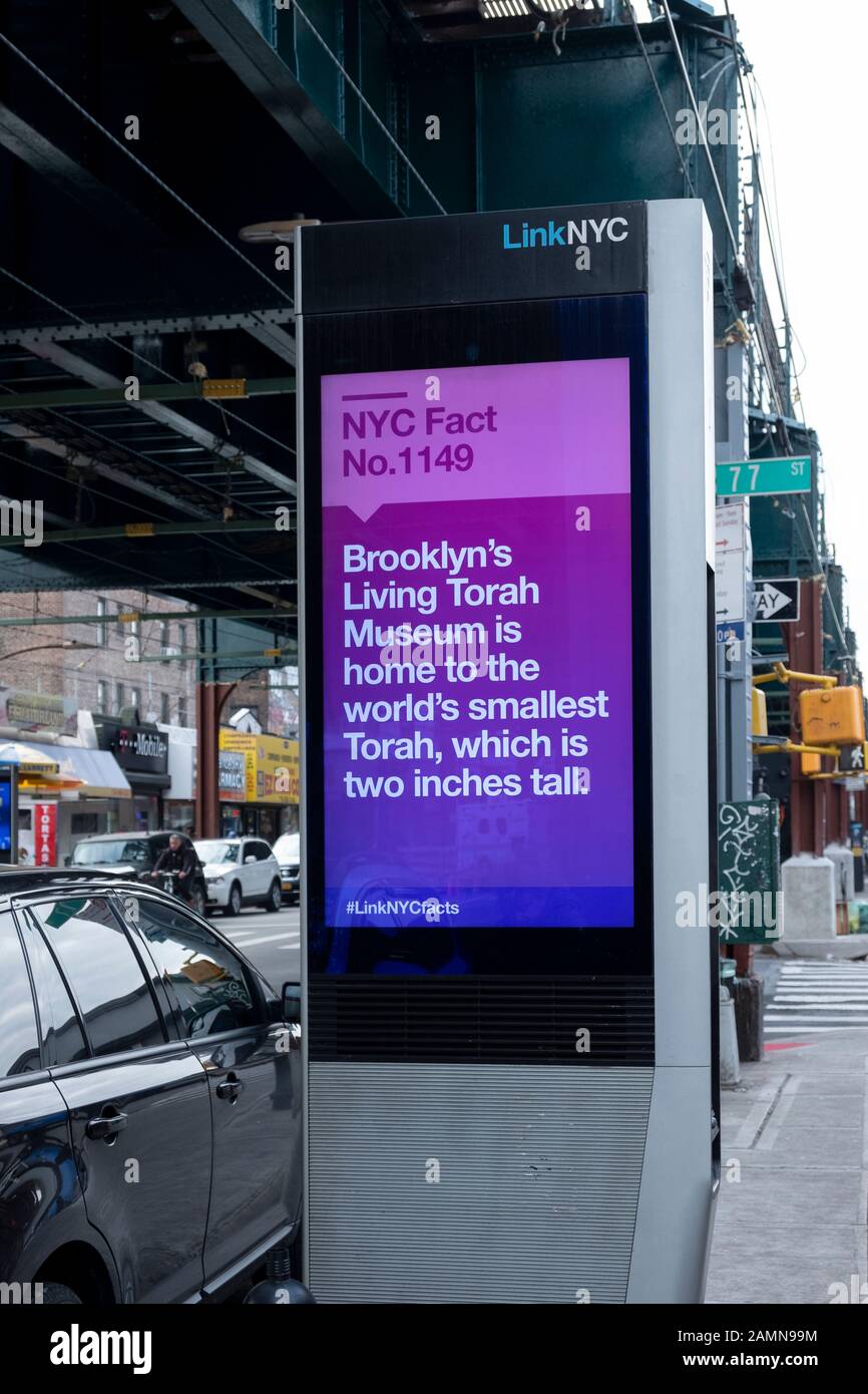 Un fatto divertente di New York City su una macchina NYTC DI COLLEGAMENTO circa la Torah più piccola del mondo. Su Roosevelt Ave. A Jackson Heights, Queens, New York City. Foto Stock