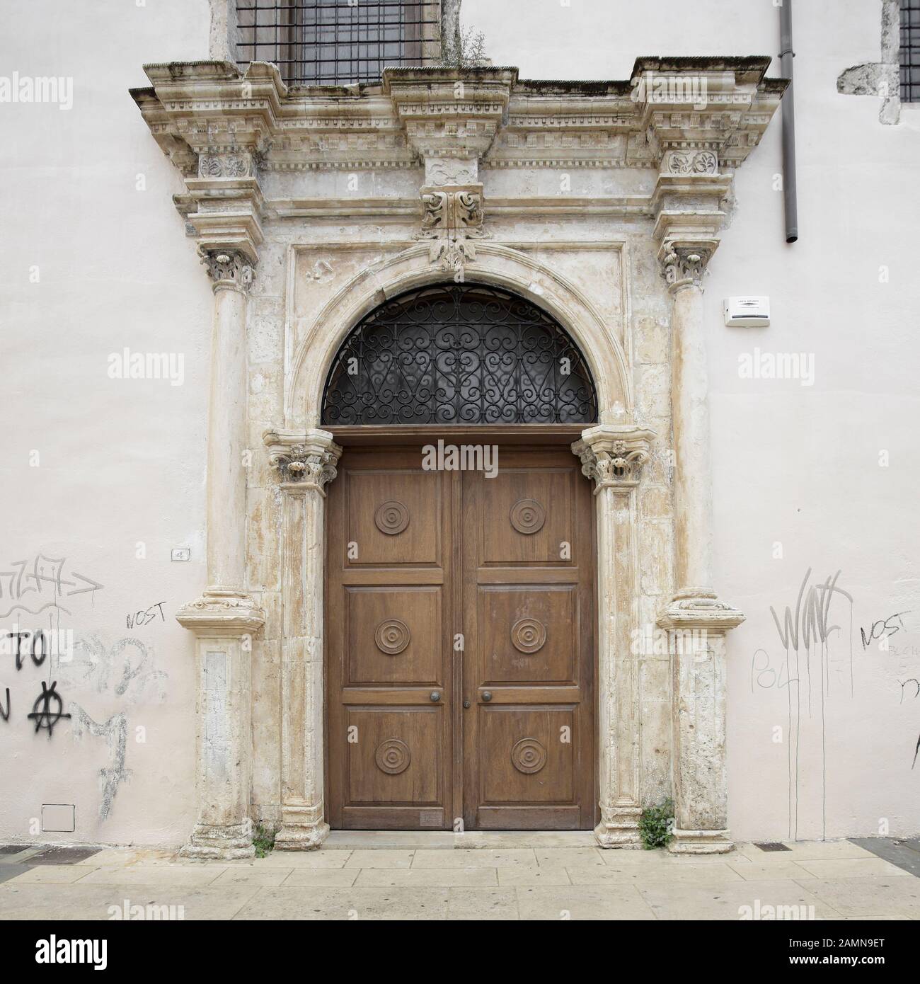 Una porta veneziana un po' trascurata, situata e catturata all'interno della città vecchia di Rethymnon, Creta. Foto Stock