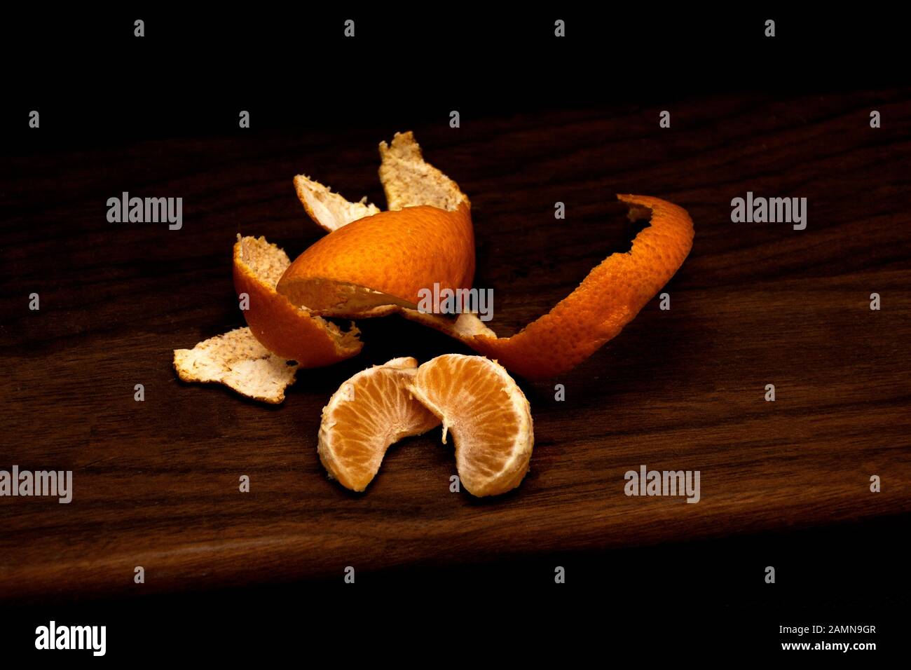 mandarino di mandarino arancione satsuma su sfondo scuro Foto Stock