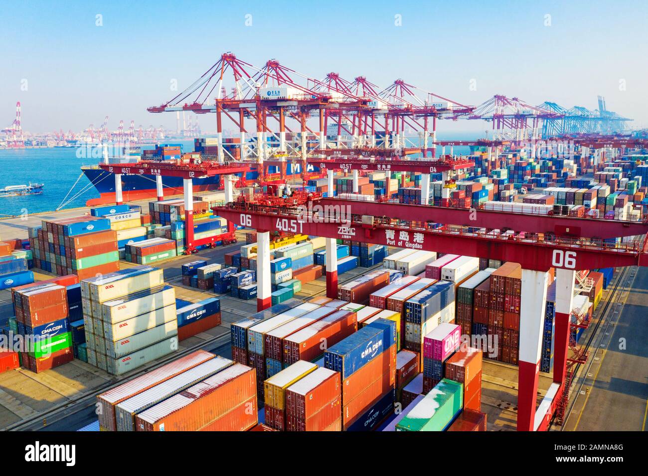 Vista di un terminal container al Porto di Qingdao nella città di Qingdao, nella provincia di Shandong della Cina orientale, il 14th gennaio 2020. Foto Stock