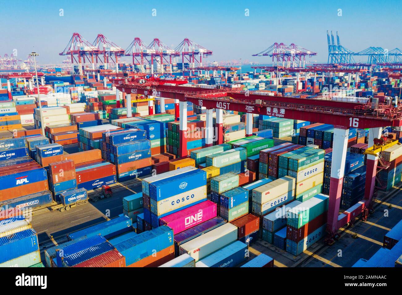 Vista di un terminal container al Porto di Qingdao nella città di Qingdao, nella provincia di Shandong della Cina orientale, il 14th gennaio 2020. Foto Stock