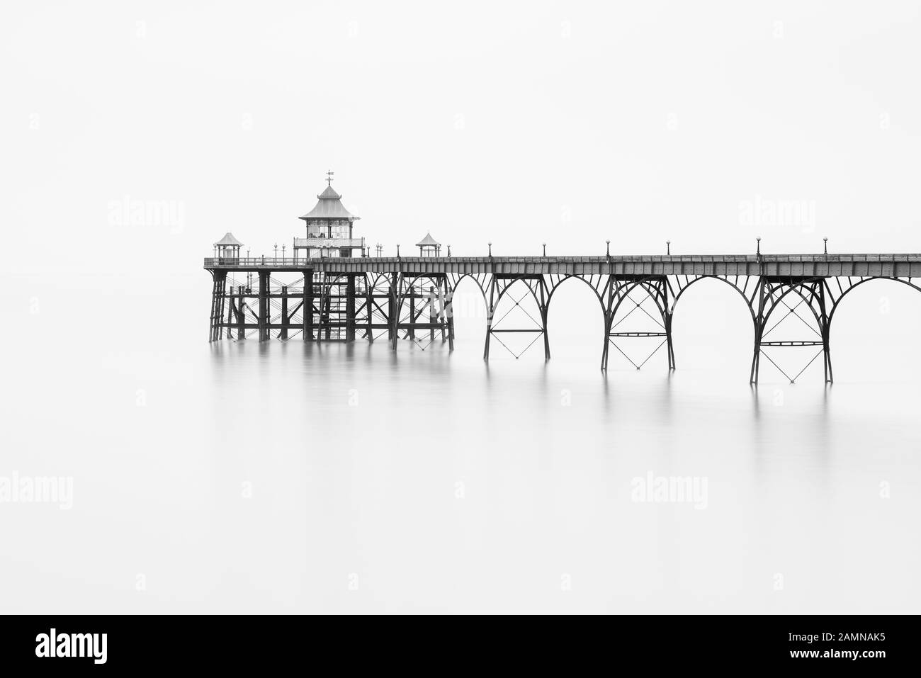 Fotografia in bianco e nero del Molo Clevedon nell'estuario del Severn sulla costa nord del Somerset, Inghilterra. Foto Stock