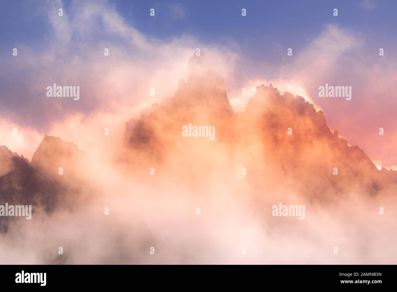 Serata fantastica neve montagne sullo sfondo del paesaggio. Colorato di rosa e nuvole blu cielo nuvoloso. Le Alpi Francesi, Europa Foto Stock