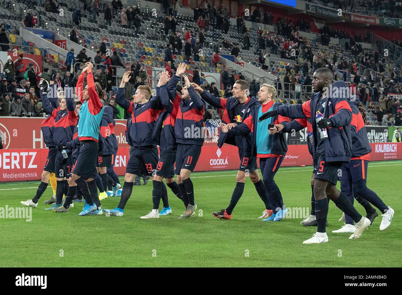 Giocatore, squadra, della RB Lipsia dopo il gioco a la Ola ;; Calcio 1.Bundesliga, 15th matchday, Fortuna Dusseldorf (D) - RB Leipzig (L) 0: 3, il dicembre 14th, 2019 a Duesseldorf / Germania. Le normative DFL vietano l'uso di fotografie come sequenze di immagini e/o quasi-video | utilizzo in tutto il mondo Foto Stock