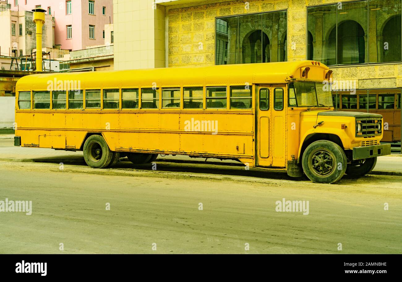 Vintage Schoolbus a Cuba - Havanna, vecchio e utilizzato a metà tempo in una strada polverosa Foto Stock