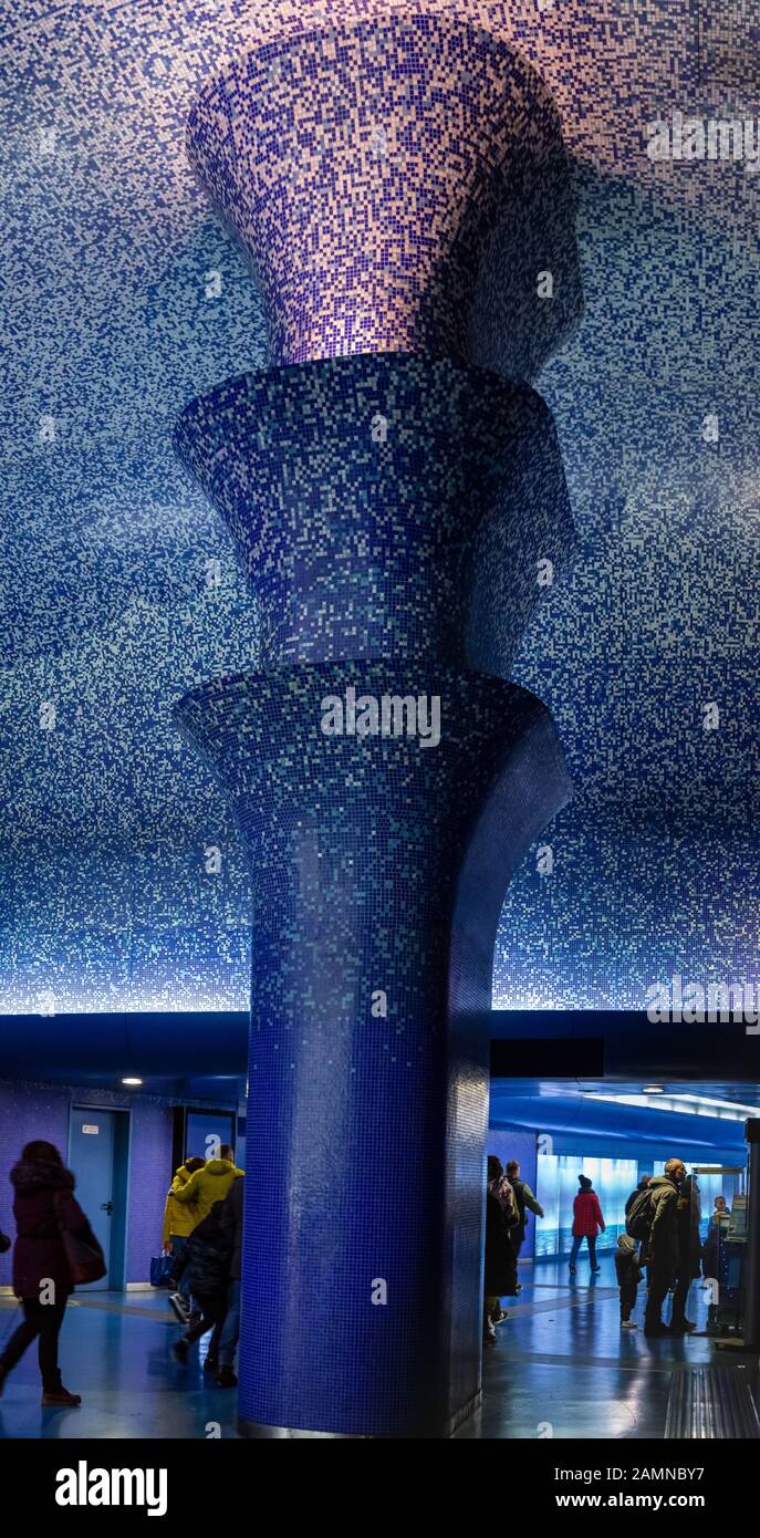 Napoli, ITALIA - 5 GENNAIO 2020: I turisti che visitano la stazione della metropolitana di Toledo, famosa fermata dell'arte Foto Stock