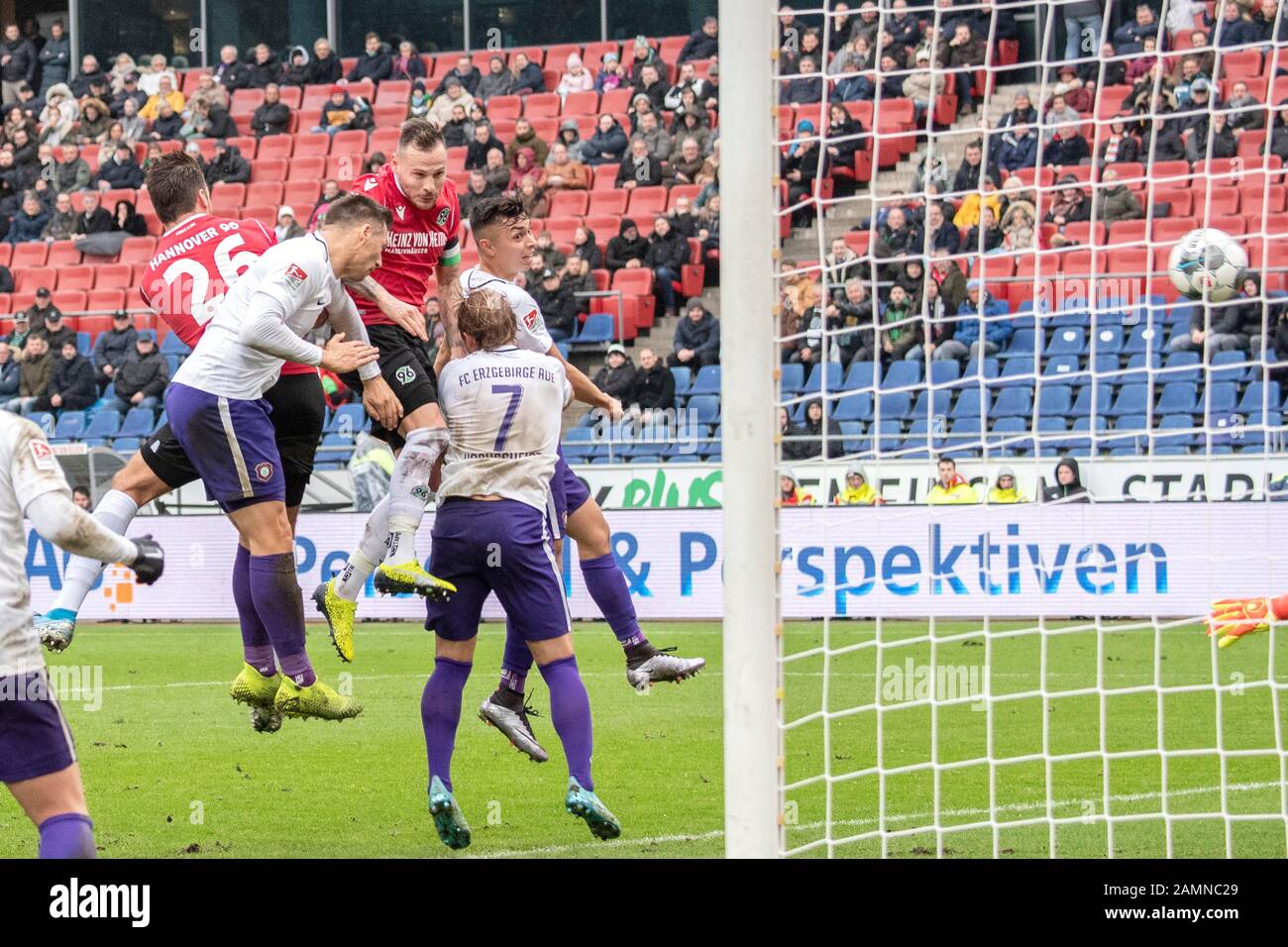 Marvin BAKALORZ (H) (3rd da destra) segna l'obiettivo di equalizzare 1: 1, equalizzatore, equalizzatore; calcio 2.Bundesliga, 16.matchday, matchday 16, Hannover 96 (H) - FC Erzgebirge Aue (Aue) 3: 2, IL 07.12.2019 AD HANNOVER / GERMANIA LE NORMATIVE DFL VIETANO L'USO DI FOTOGRAFIE COME SEQUENZE DI IMMAGINI E / O QUASI-VIDEO. | utilizzo in tutto il mondo Foto Stock