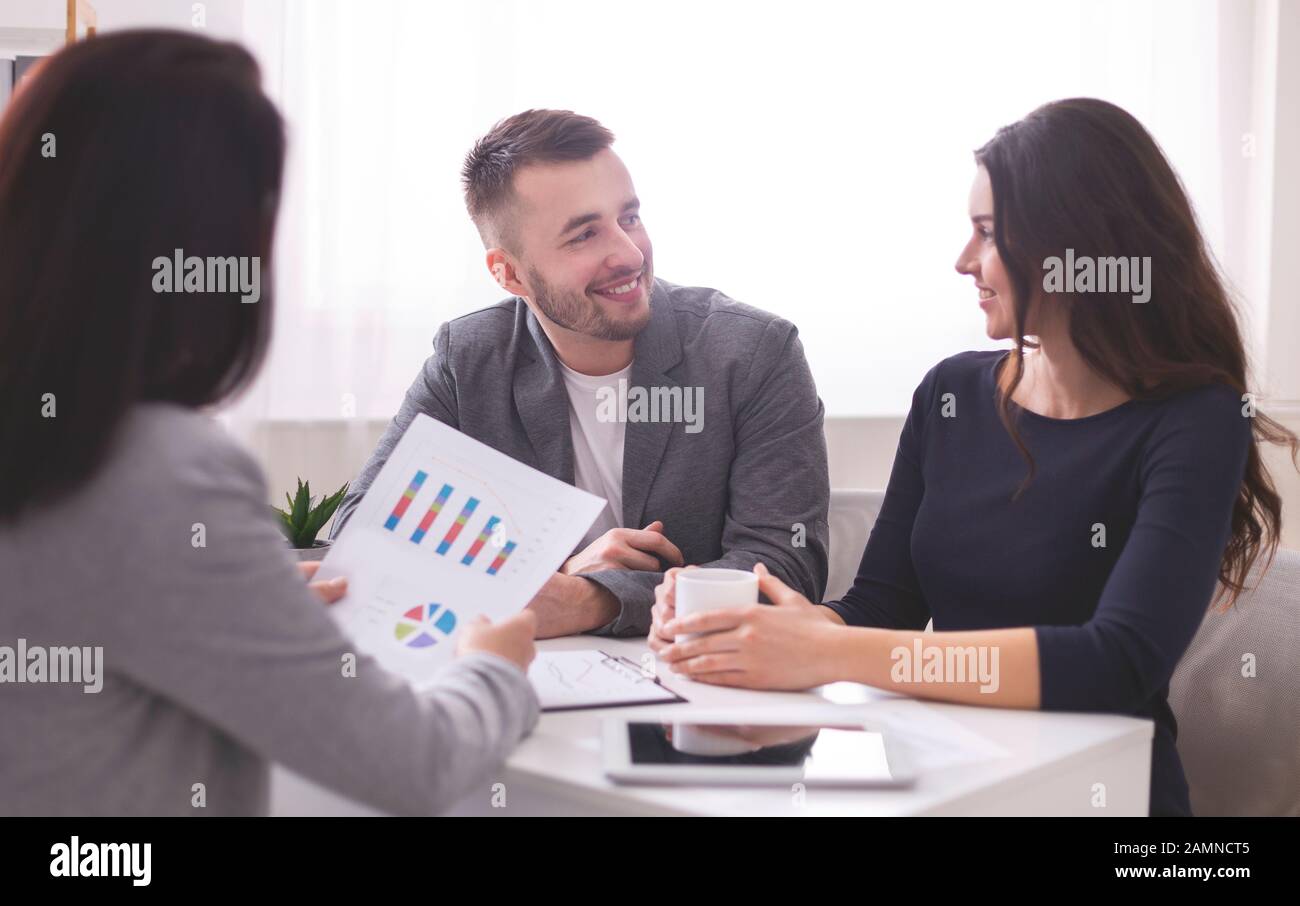 Buon coniuge in riunione con consulente finanziario presso la banca Foto Stock