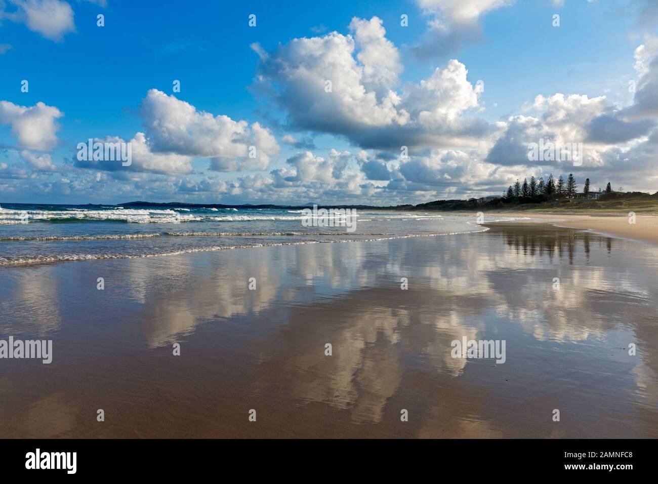 Australia, Yamba, nuovo Galles del Sud, Pippi Beach, nuvole riflesse nel surf Foto Stock