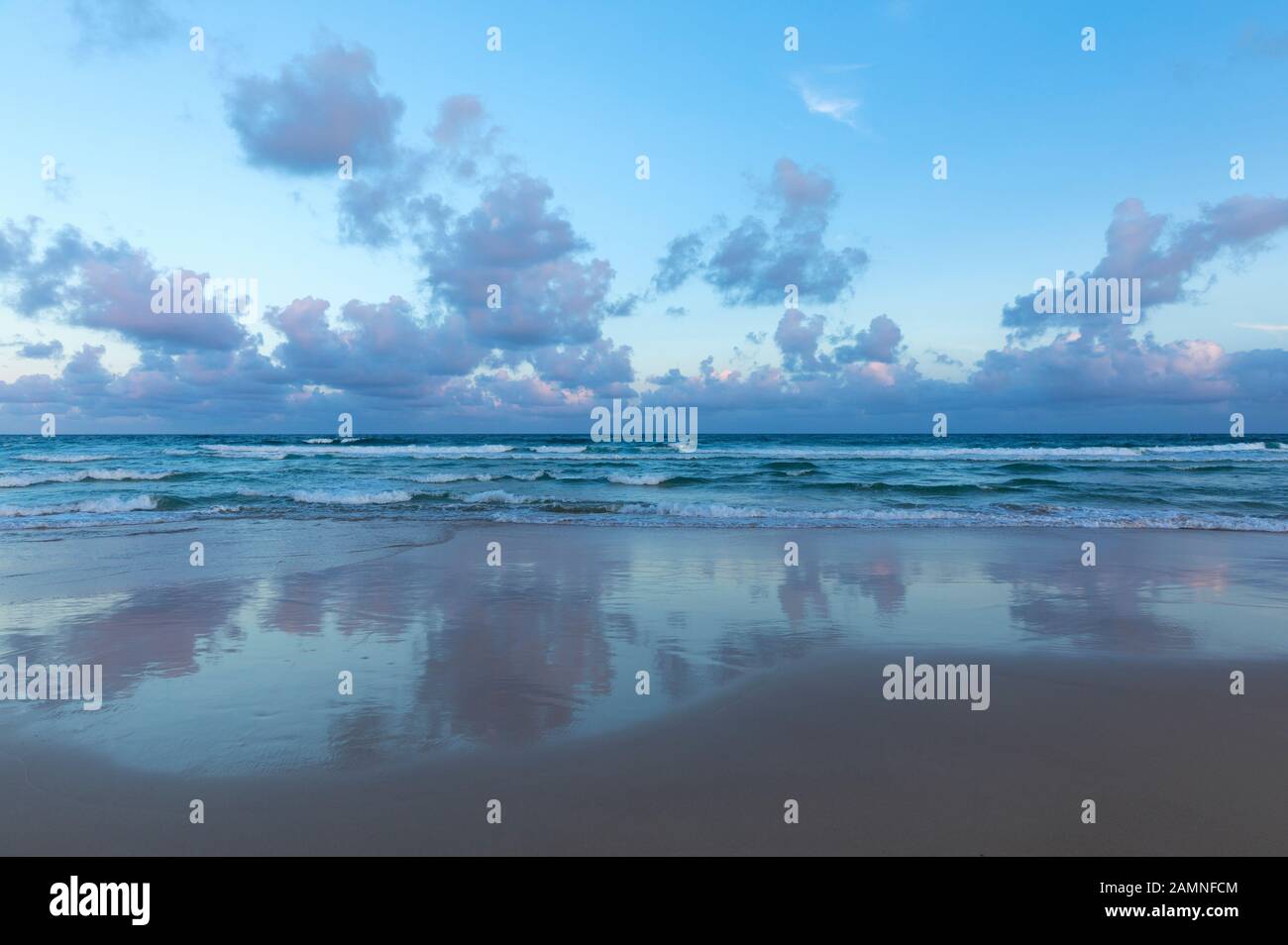 Australia, Yamba, nuovo Galles del Sud, Pippi Beach, nuvole riflesse nel surf Foto Stock