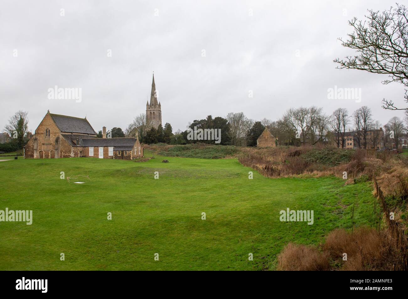 Oakham Castle e All Saints Parish Church, come consiglieri sono destinati a prendere in considerazione piani per costruire un McDonald's drive-through a Rutland - l'ultima contea in Inghilterra senza un ramo della catena alimentare veloce. Foto Stock