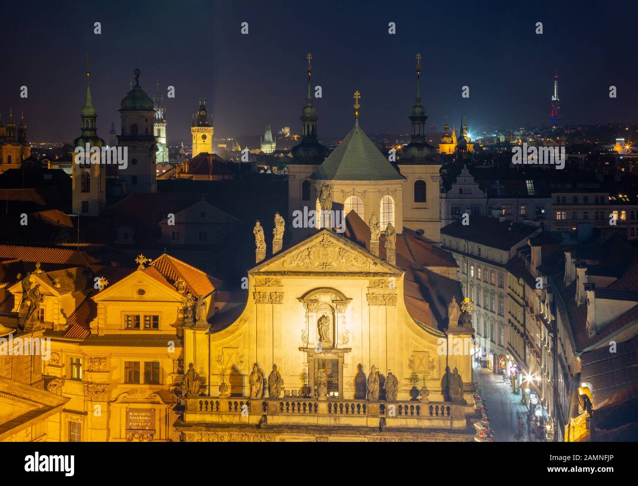 Praga - il centro storico dalla torre est di Ponte Carlo con il Klementinum - chiesa di San Salvatore di notte Foto Stock