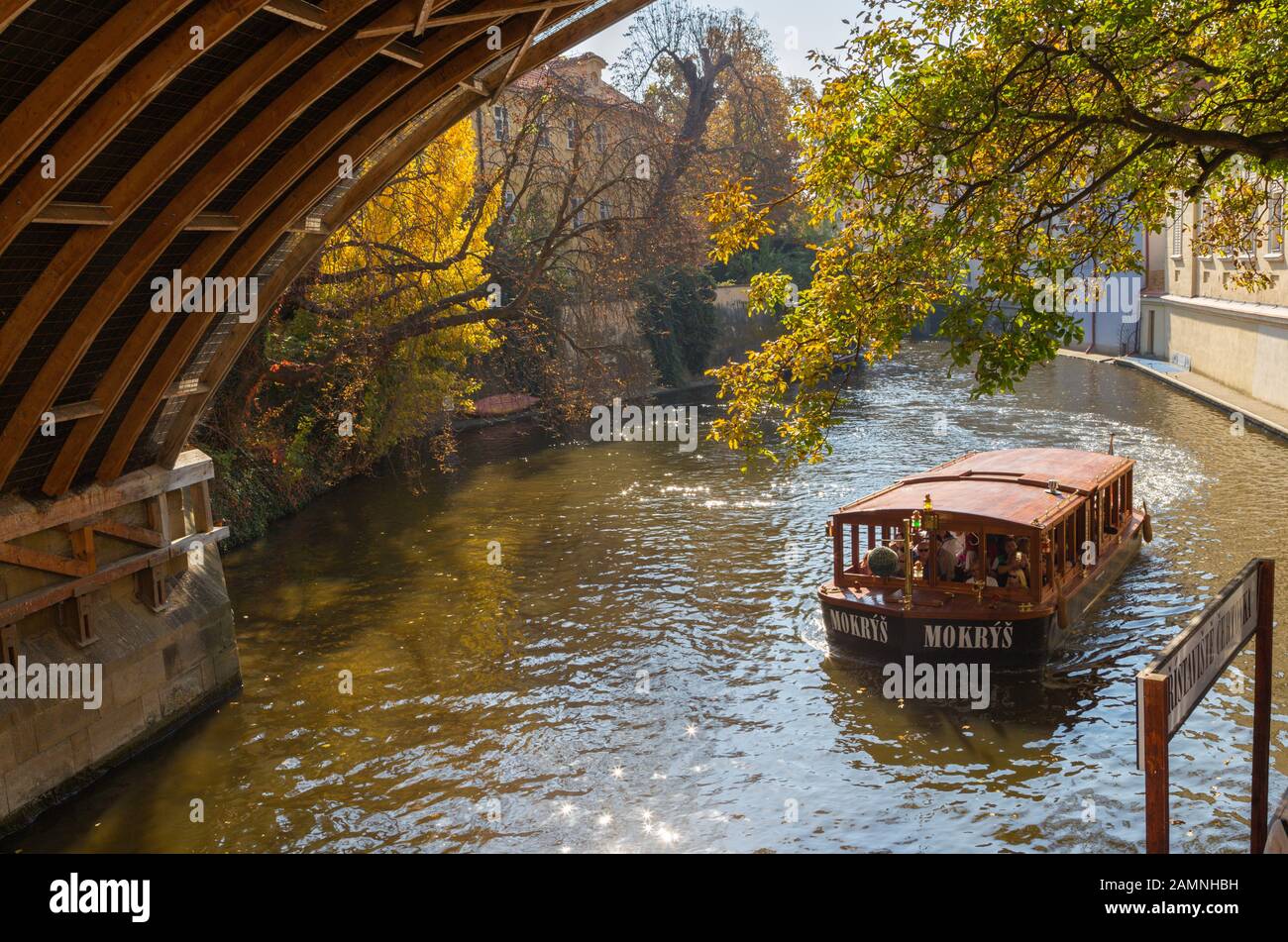 Praga, REPUBBLICA CECA - 13 OTTOBRE 2018: La piccola nave con i turisti sul canale nel Quartiere Piccolo. Foto Stock