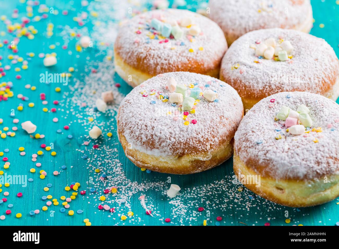 Carnevale zucchero in polvere ciambelle alzate - tedesco Berliner ciambelle, Krapfen riempito di marmellata Foto Stock