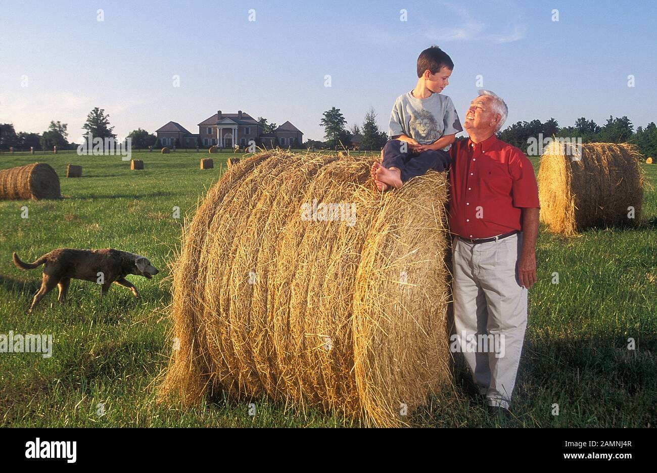 Junior Johnson e il figlio Robert Glenn Johnson presso la sua fattoria nel North Carolina USA 2000 Foto Stock