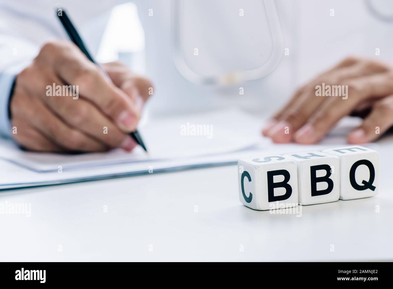 Fuoco selettivo di cubi con barbeque lettering sul tavolo Foto Stock