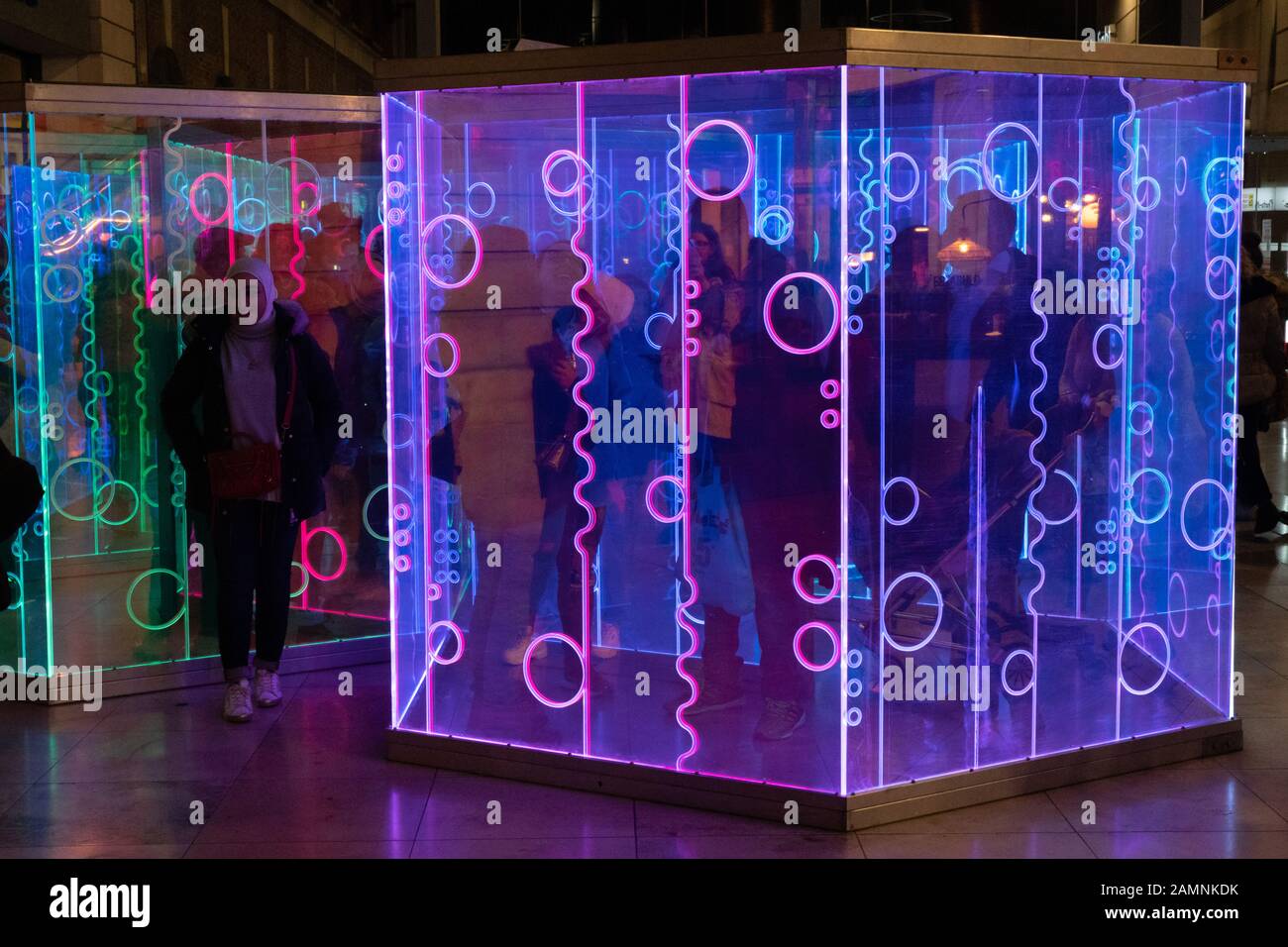 Il cubo illuminato al neon offre un'esperienza artistica coinvolgente, The Headrow zone, Leeds Light Night, West Yorkshire, Regno Unito. Foto Stock
