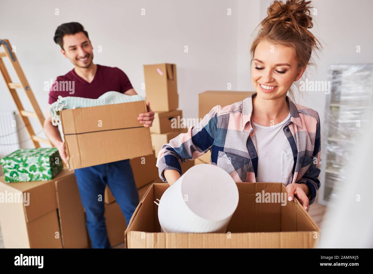 Coppia che imballano il loro roba nelle scatole durante la casa di movimento Foto Stock
