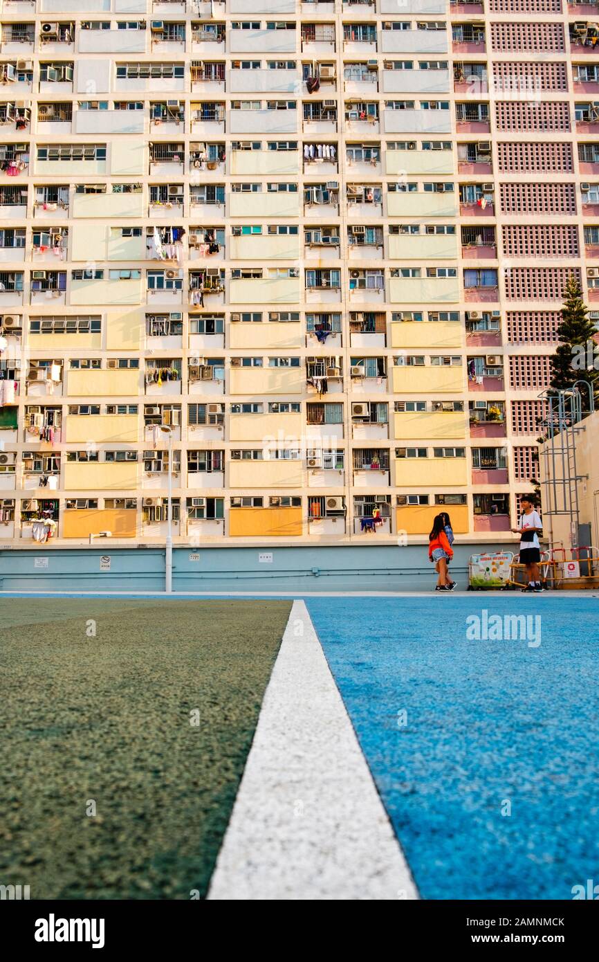 Hongkong, Cina, novembre 2019: Bambini che giocano sul famoso campo colorato di pallacanestro presso l'edificio Choi HongKong Foto Stock