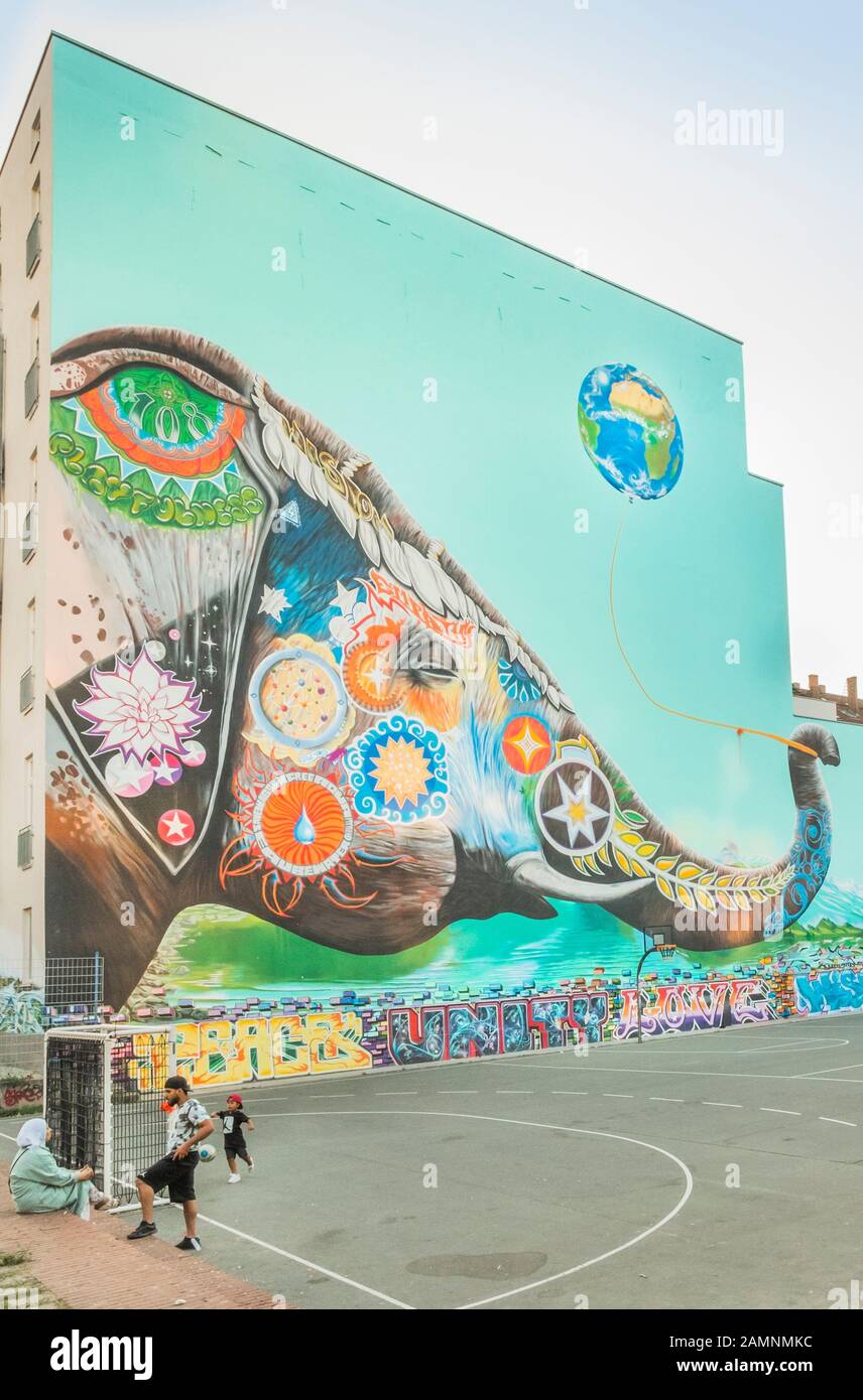 Elephant giocando con un palloncino murale di jadore tong Foto Stock