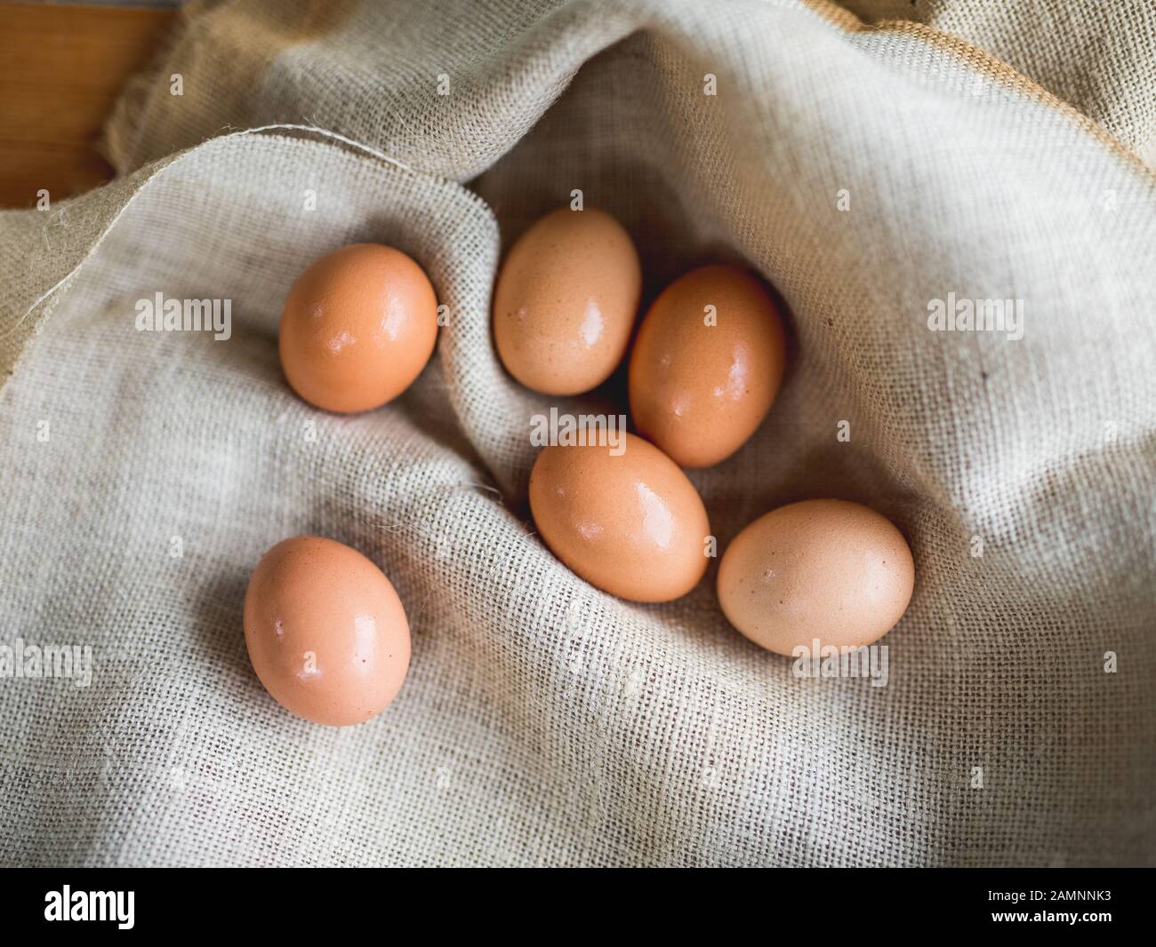 Uova fresche marroni in sacco con luci, concetto di Pasqua Foto Stock