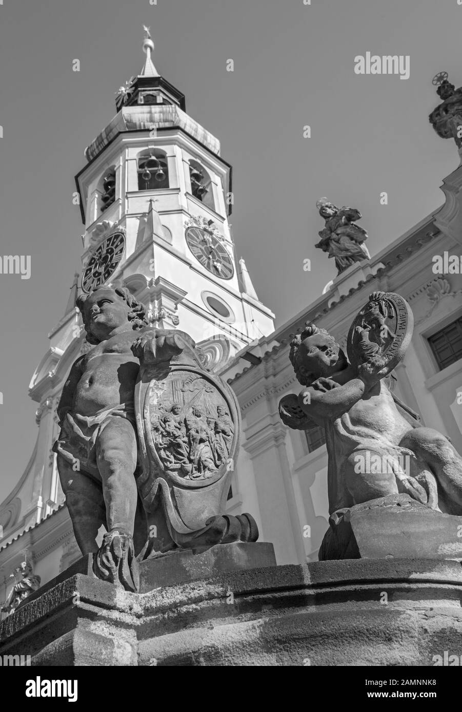 Praga, Repubblica Ceca - 14 ottobre 2018: il barocco angelo davanti la facciata della chiesa di Loreto - progettato da Kilian Ignac (1772). Foto Stock
