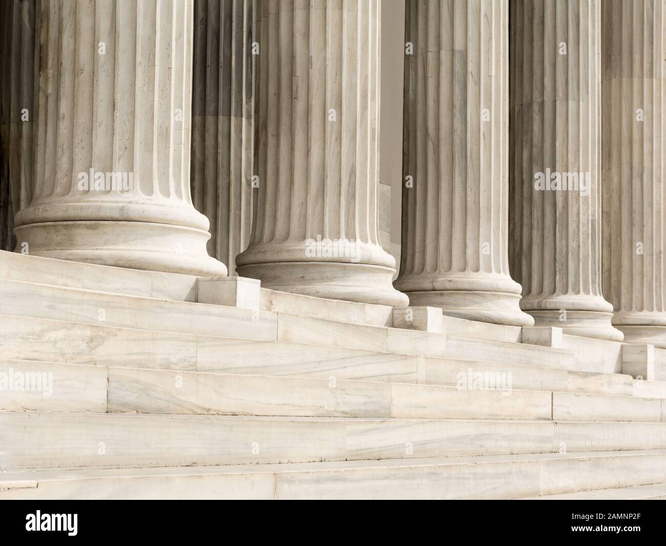 Dettaglio architettonico di gradini in marmo e colonne di ordine ionico Foto Stock
