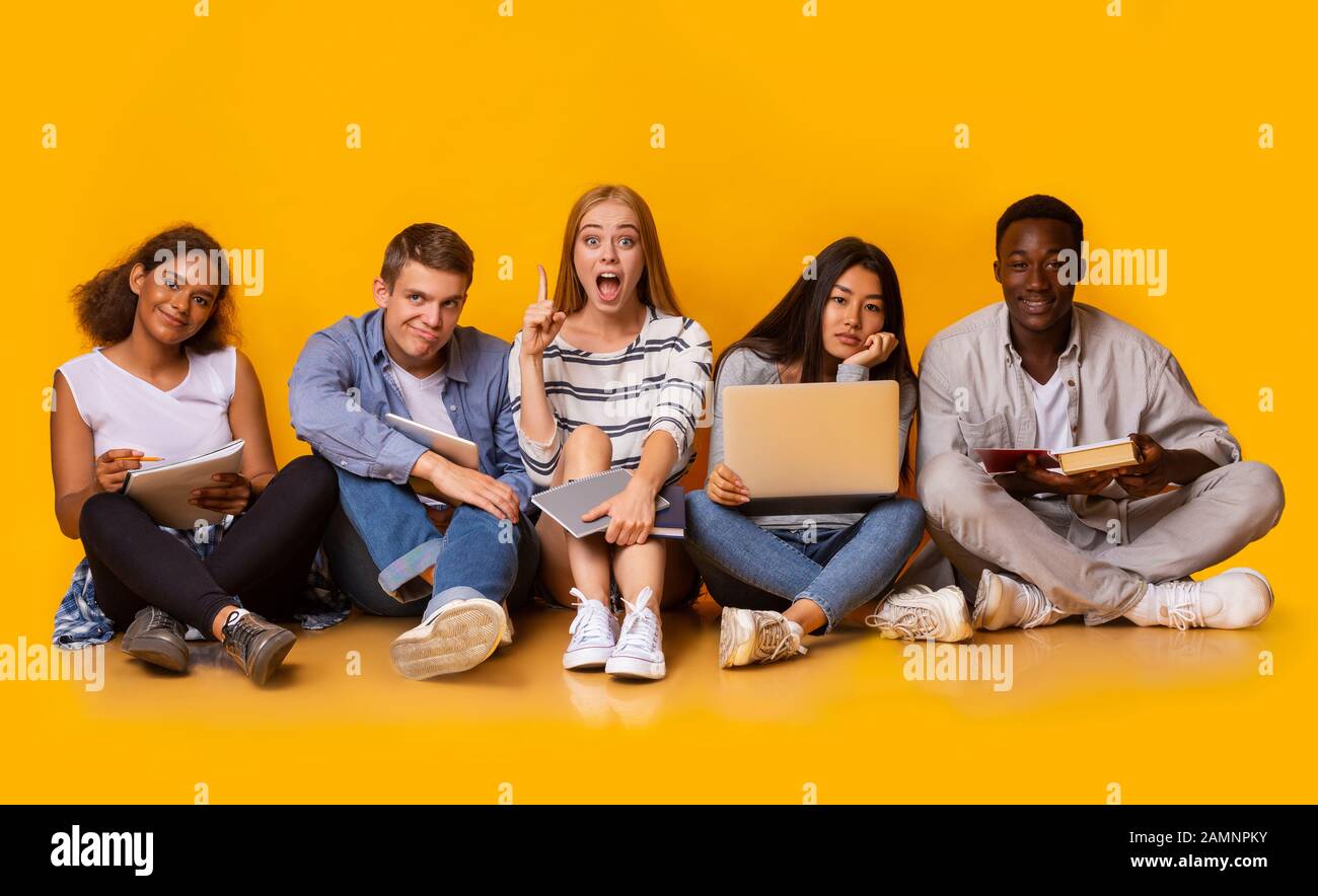 Gruppo di studenti che studiano per esami universitari Foto Stock