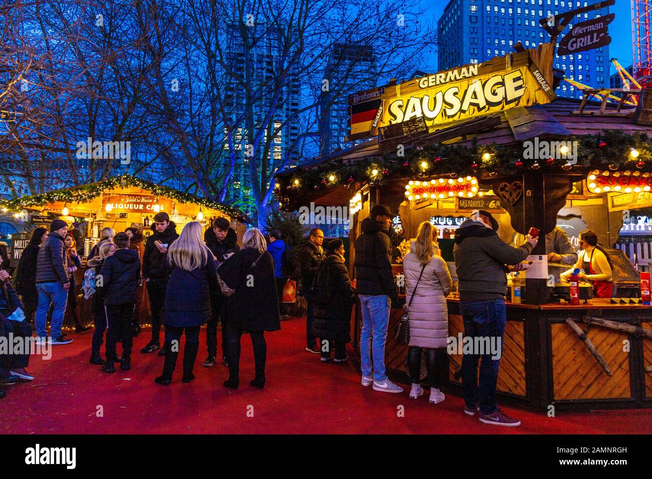 Bancarella di salsiccia tedesca al Southbank Center Winter Market, Londra, Regno Unito Foto Stock