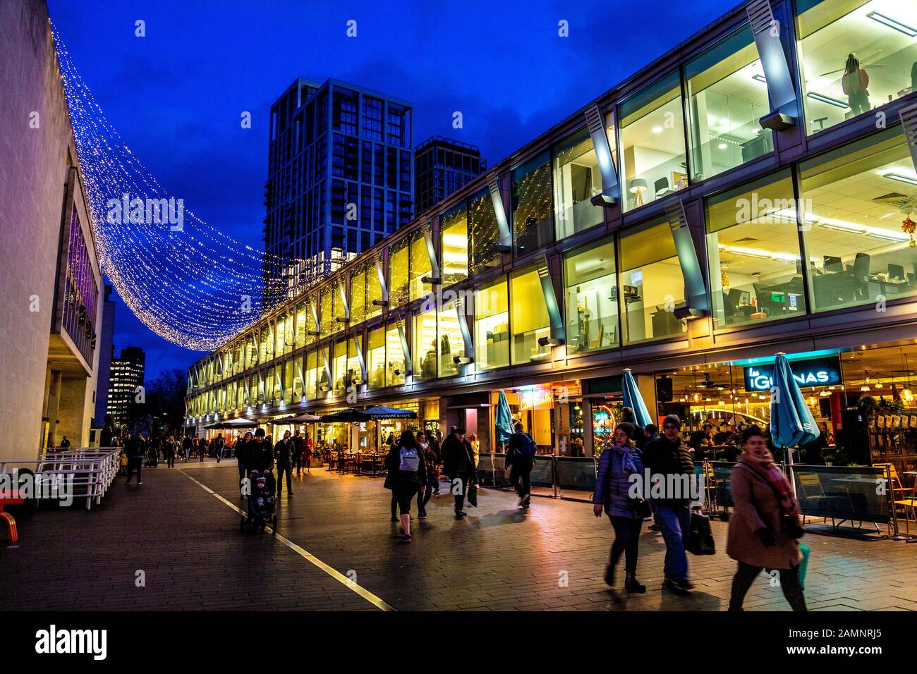 Festival Walk vicino al Royal Festival Hall di notte, Southbank, Londra, Regno Unito Foto Stock