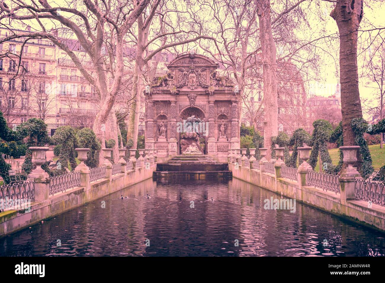 Fontana dei Medici nel Jardin du Luxembourg (giardini di Lussemburgo) in inverno a Parigi, Francia Foto Stock