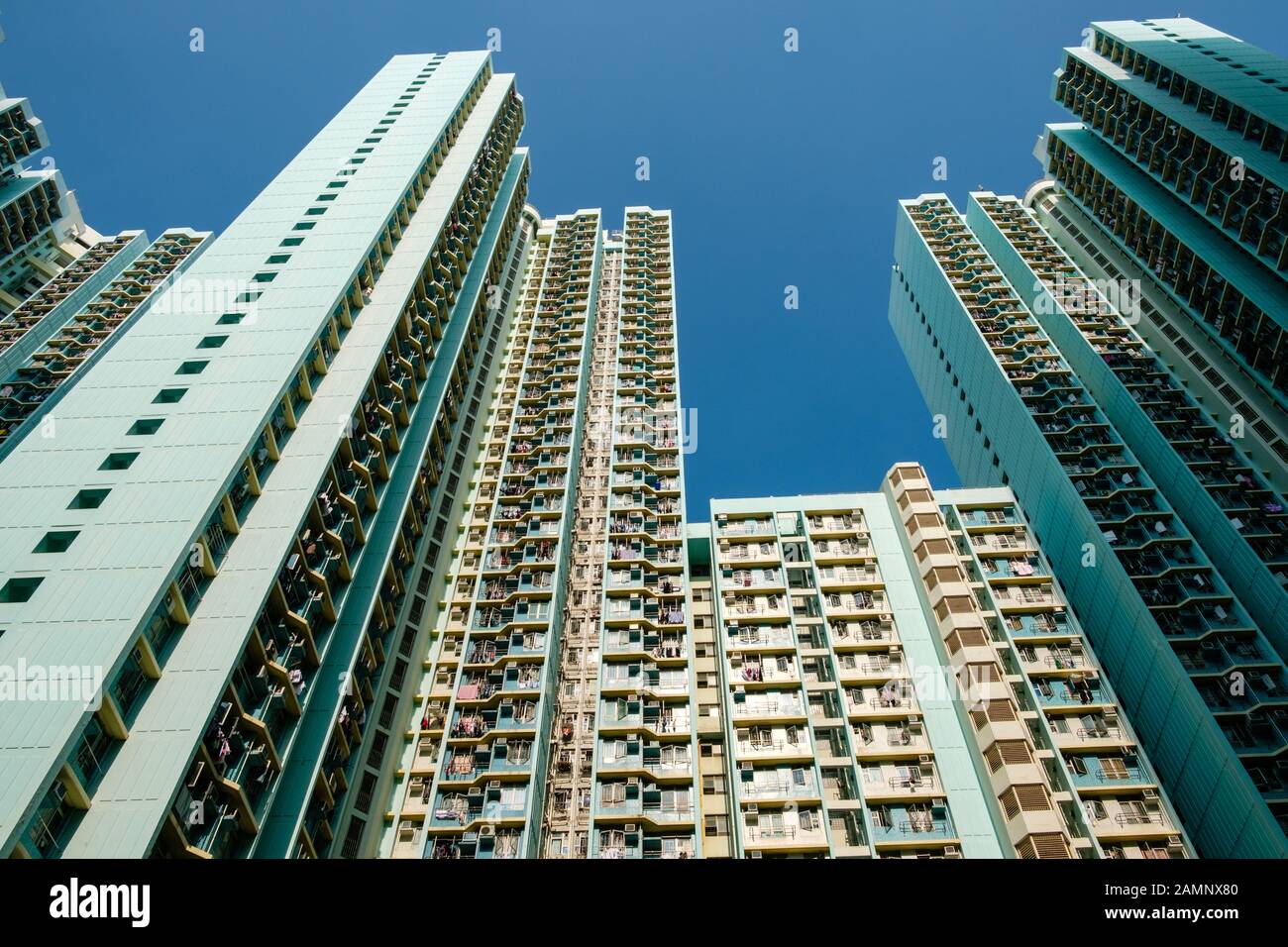si affaccia su un alto edificio di appartamenti, facciata di un edificio residenziale, hong kong Foto Stock