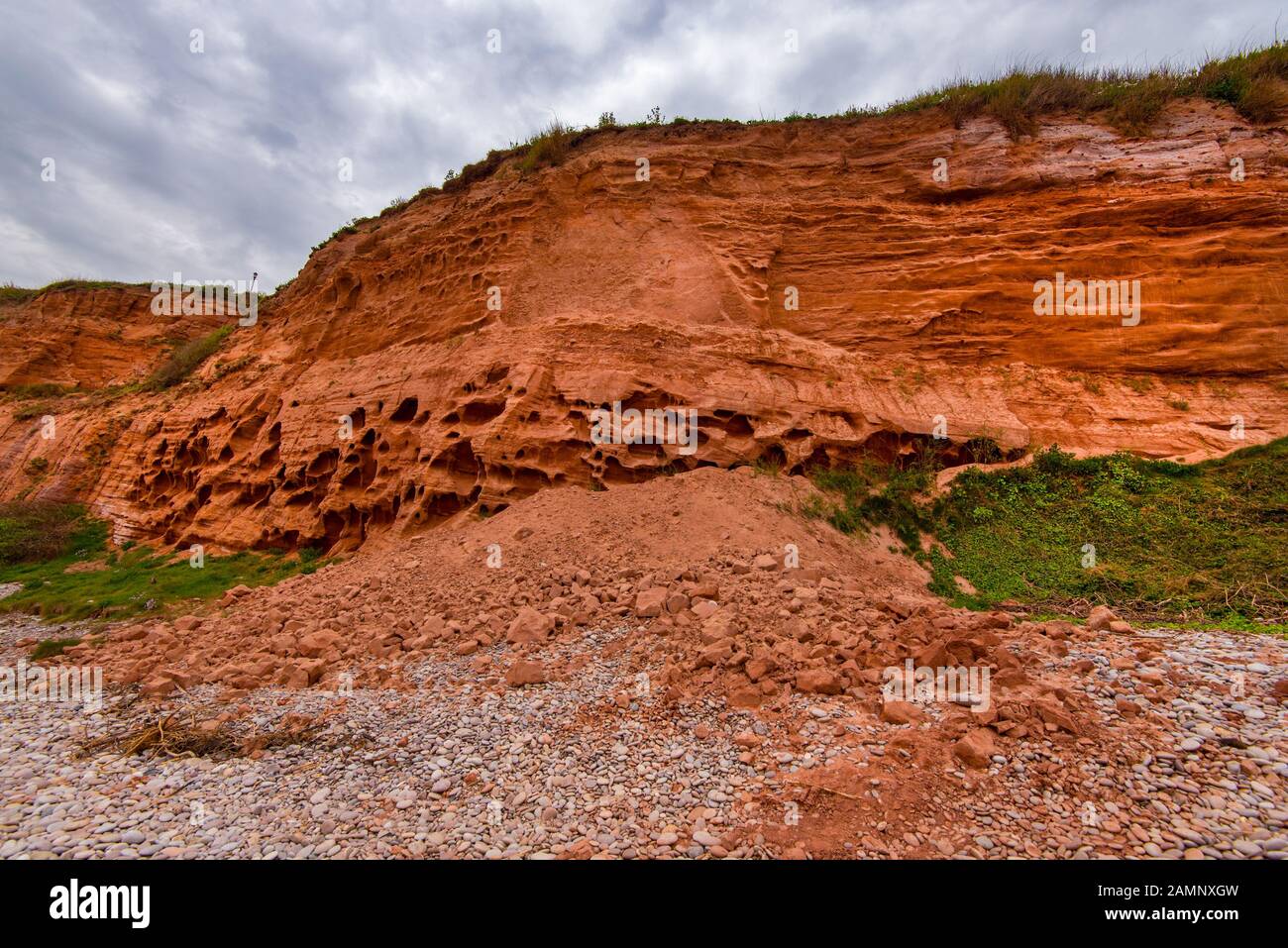 Scogliere a ovest di Budleigh Salterton, East Devon, Regno Unito formato di pietre rosse e altre rocce di età Triassica. Foto Stock