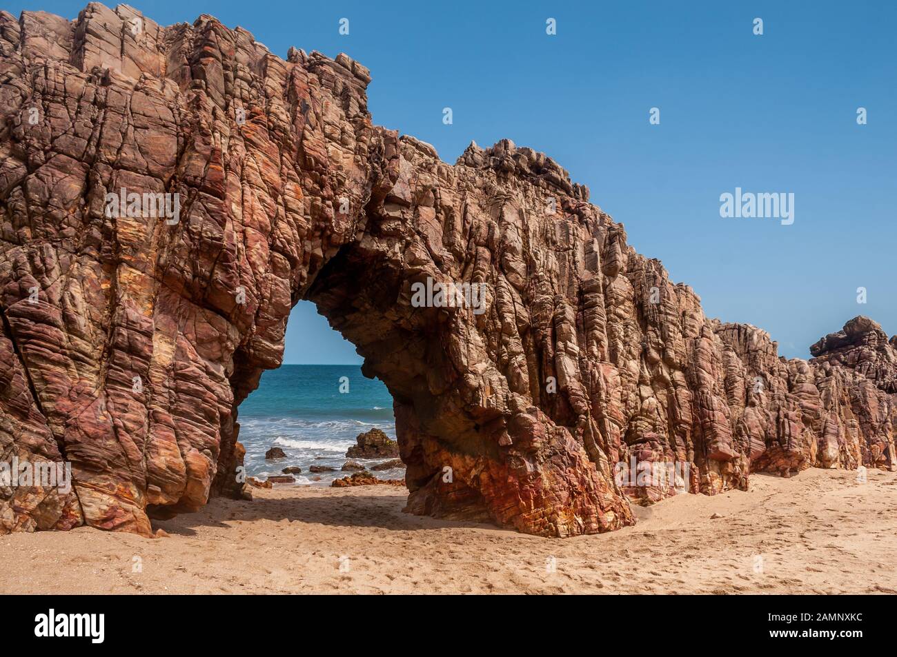 Pietra forata a Jericoacoara Beach, a nord-est del Brasile, Stato di Ceará Foto Stock