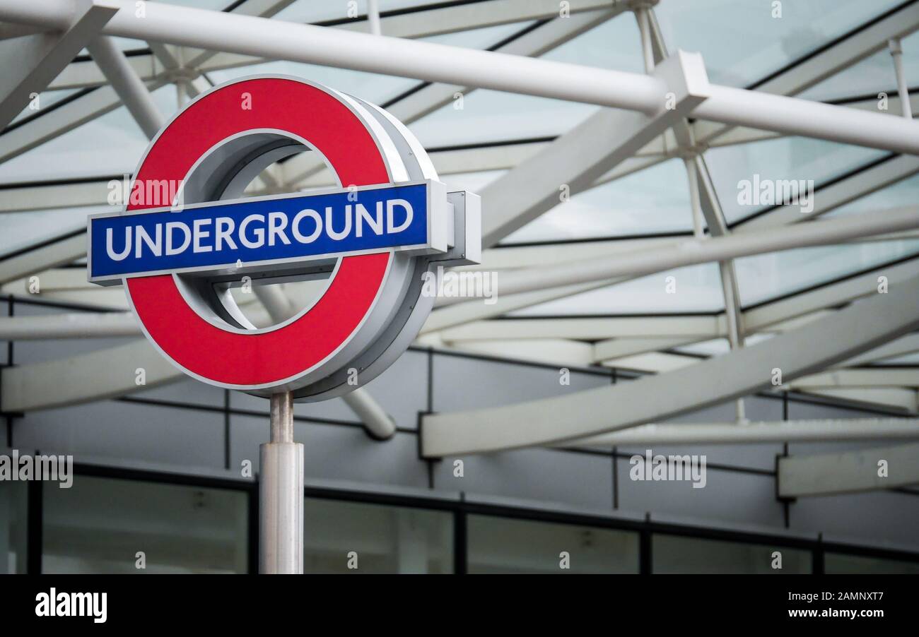 La metropolitana di Londra logo roundel insieme contro la moderna architettura del recentemente rinnovato a Kings Cross Tube Station. Foto Stock