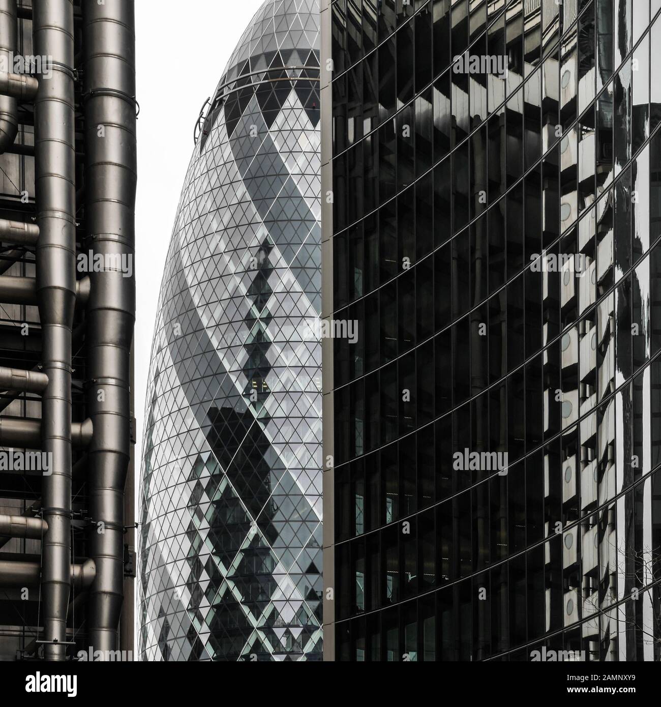 City of London financial architettoniche tra cui la mitica Gherkin, Lloyds Building (sinistra) e Willis torri (a destra). Foto Stock