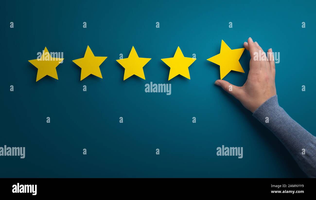 Business donna che punta cinque stelle per aumentare la valutazione Foto Stock