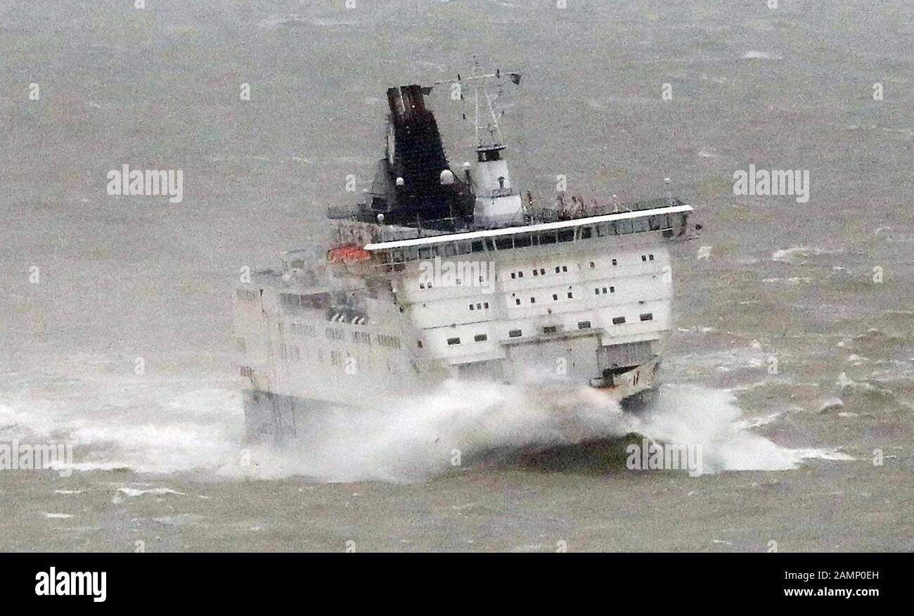 Il traghetto DFDS, Calais Seaways, è buffeted dalle onde mentre arriva durante il tempo tempestoso al Porto di dover nel Kent. Foto Stock
