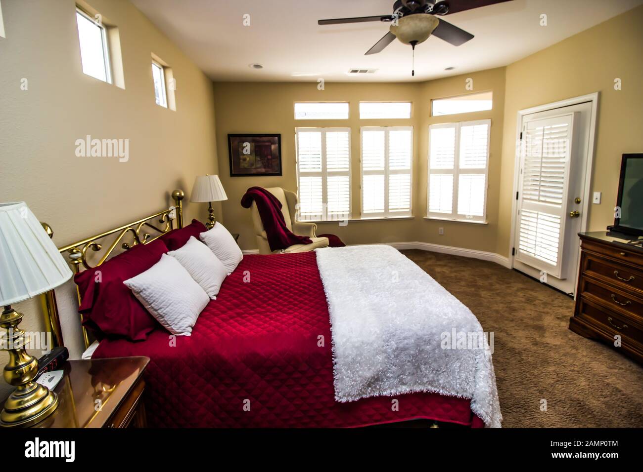 Moderna Camera Da Letto Principale Con Letto E Queen Ann Chair Foto Stock